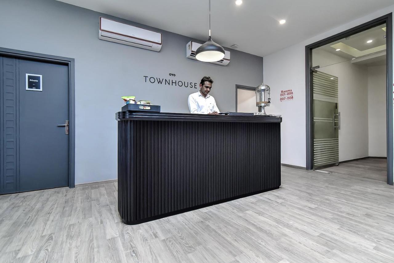 Oyo Townhouse 044 Sector 14 Gurugram Hotel Gurgaon Exterior photo